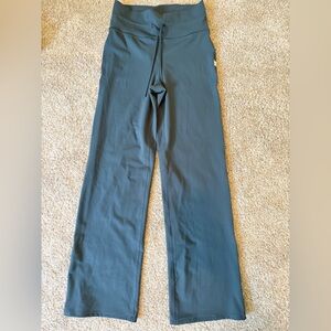 Vuori Slate Gray / light teal blue pants